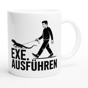Könnte beinhalten: Weiße Keramiktasse mit einer schwarz-weißen Illustration einer Person, die einen Eidechsen an der Leine spazieren führt. Der Text "EXE. AUSFÜHREN" ist auf die Tasse gedruckt.