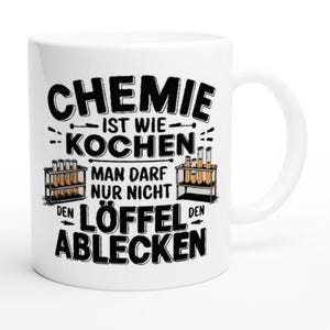 Könnte beinhalten: Weiße Keramiktasse mit einem schwarz-weißen Grafikdesign. Der Text lautet "Chemie ist wie kochen man darf nur nicht den Löffel den ablecken".