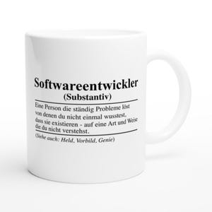 Könnte beinhalten: Weißer Keramikbecher mit dem deutschen Wort "Softwareentwickler" und einer schwarzen Definition. Die Definition beschreibt eine Person, die Probleme löst, von denen Sie nicht wussten, dass sie existieren. Der Becher hat einen gebogenen Griff.