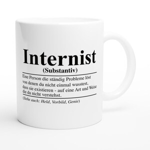 Könnte beinhalten: Weiße Keramiktasse mit einer schwarzen Grafik, die das Wort "Internist" als eine Person definiert, die ständig Probleme löst, von denen man nicht einmal wusste, dass sie existieren, und zwar auf eine Art und Weise, die man nicht versteht. Der Text sagt auch "(Siehe auch: Held, Vorbild, Genie)"