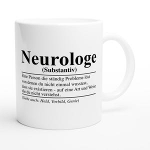 Könnte beinhalten: Weiße Keramiktasse mit einem schwarz-weißen Design. Die Tasse zeigt das Wort "Neurologe" mit der Definition: "Eine Person, die ständig Probleme löst, von denen du nicht einmal wusstest, dass sie existieren - auf eine Art und Weise, die du nicht verstehst." Die Definition enthält auch den Satz "(Siehe auch: Held, Vorbild, Genie)"