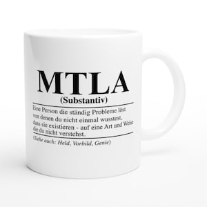 Könnte beinhalten: Weißer Keramikbecher mit dem Wort "MTLA" in großen schwarzen Buchstaben. Darunter steht das Wort "(Substantiv)" in kleineren schwarzen Buchstaben. Der Becher hat eine deutsche Definition darunter.