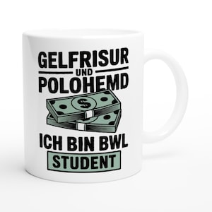 Könnte beinhalten: Weiße Keramiktasse mit dem Text "GELFRISUR UND POLOHEMD" über einer Grafik von zwei Geldscheinstapeln. Unter der Grafik befindet sich der Text "ICH BIN BWL STUDENT" in einem grünen Feld.
