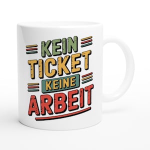 Könnte beinhalten: Weiße Keramik-Tasse mit dem deutschen Text "KEIN TICKET KEINE ARBEIT" in grünen, gelben und roten Buchstaben. Die Tasse hat einen weißen Henkel und ein schlichtes Design, geeignet für Kaffee oder Tee.