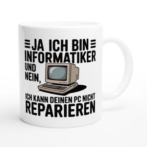 Könnte beinhalten: Weißer Keramikbecher mit einer schwarz-beigen Grafik eines alten Computers und deutschem Text. Der Text lautet: "JA ICH BIN INFORMATIKER UND NEIN, ICH KANN DEINEN PC NICHT REPARIEREN."