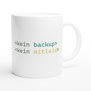 Könnte beinhalten: Weiße Keramik-Tasse mit dem Text "<kein backup> <kein mitleid>" in teal und goldfarbener Schrift. Die Tasse hat einen gebogenen Henkel und eine glänzende Oberfläche. Das Design ist wahrscheinlich für einen Programmierer oder jemanden in der Tech-Branche.