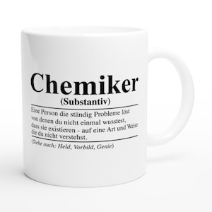 Peut inclure: Mug en céramique blanche avec un motif noir qui définit le mot "Chemiker" comme une personne qui résout constamment des problèmes dont vous ne saviez même pas l'existence. Le texte dit également "(Substantiv)" et "(Siehe auch: Held, Vorbild, Genie)".