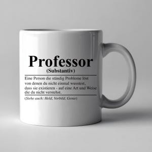 Könnte beinhalten: Weiße Keramik-Kaffeetasse mit einem schwarzen Design, das das Wort "Professor" als eine Person definiert, die Probleme löst, von denen man nicht einmal wusste, dass sie existieren. Die Tasse hat einen schwarzen Henkel.