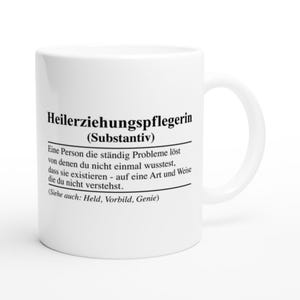 Könnte beinhalten: Eine weiße Keramik-Tasse mit einer schwarz gedruckten Definition von "Heilerziehungspflegerin" auf Deutsch. Die Tasse hat einen gebogenen Henkel und eine Definition des Wortes. Der Text ist in einer serifenlosen Schriftart.