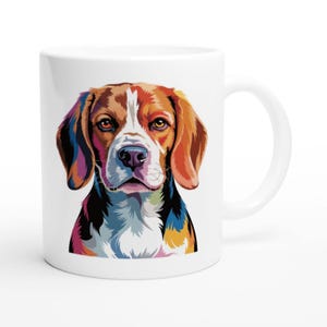 Könnte beinhalten: Weiße Keramiktasse mit einer farbenfrohen Illustration eines Beagle-Hundes. Das Porträt des Hundes zeigt eine lebendige Farbpalette, darunter Braun, Orange, Blau und Rosa, vor einem weißen Hintergrund. Die Tasse hat einen gebogenen Griff.