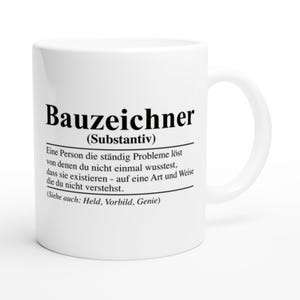 Könnte beinhalten: Weiße Keramiktasse mit einem schwarz-weißen Design. Die Tasse zeigt das deutsche Wort "Bauzeichner", was im Englischen "Drafter" bedeutet. Der Text enthält auch die Definition des Wortes: "Eine Person, die ständig Probleme löst, von denen man nicht einmal wusste, dass sie existieren - auf eine Art und Weise, die man nicht versteht."