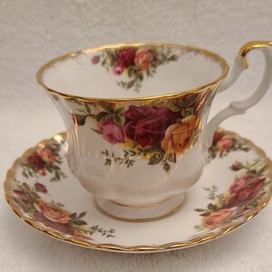 Royal Albert Old Country Roses Teacup and Saucer set - Vintage