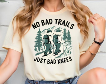 Koszulka No Bad Trails Just Bad Knees | Bluza z kapturem do wędrówek, koszulka wspinaczkowa, koszulka kempingowa, bluza kempingowa, odzież przygodowa