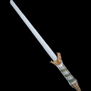 Op de afbeelding: Een zilveren zwaard met een groene en gouden slangachtige handvat.