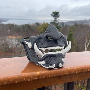 Maschera da zanna di cinghiale Oni / Maschera da samurai/demone a metà viso per cosplay / Accessorio LARP da ninja anime / Costume di Halloween / Regalo con colori personalizzati