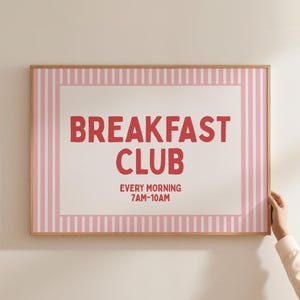 Stampa "Breakfast Club", a righe rosa, decorazione murale estetica retrò per sala da pranzo, citazione carina per la cucina in rosso, poster orizzontale stampabile per la colazione