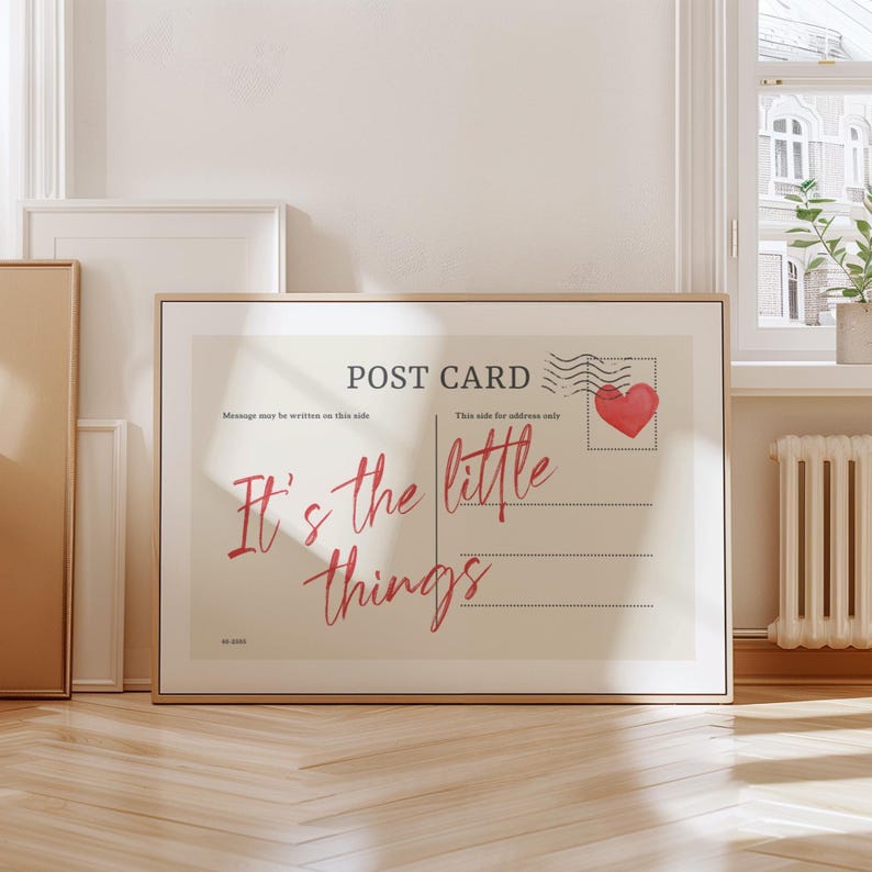 Pu&ograve; includere: Stampa incorniciata di una cartolina postale con la scritta "It's the little things" in rosso. Il design della cartolina include un francobollo con un cuore rosso e linee per l'indirizzo. La cornice &egrave; di colore marrone chiaro.