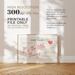 Pu&ograve; includere: Una stampa di cartolina incorniciata con la scritta "It's the little things" in rosso. Il design della cartolina include un timbro a forma di cuore rosso e le parole "POST CARD". L'immagine include anche il testo "ALTA RISOLUZIONE 300dpi file JPG SOLO FILE STAMPABILE".