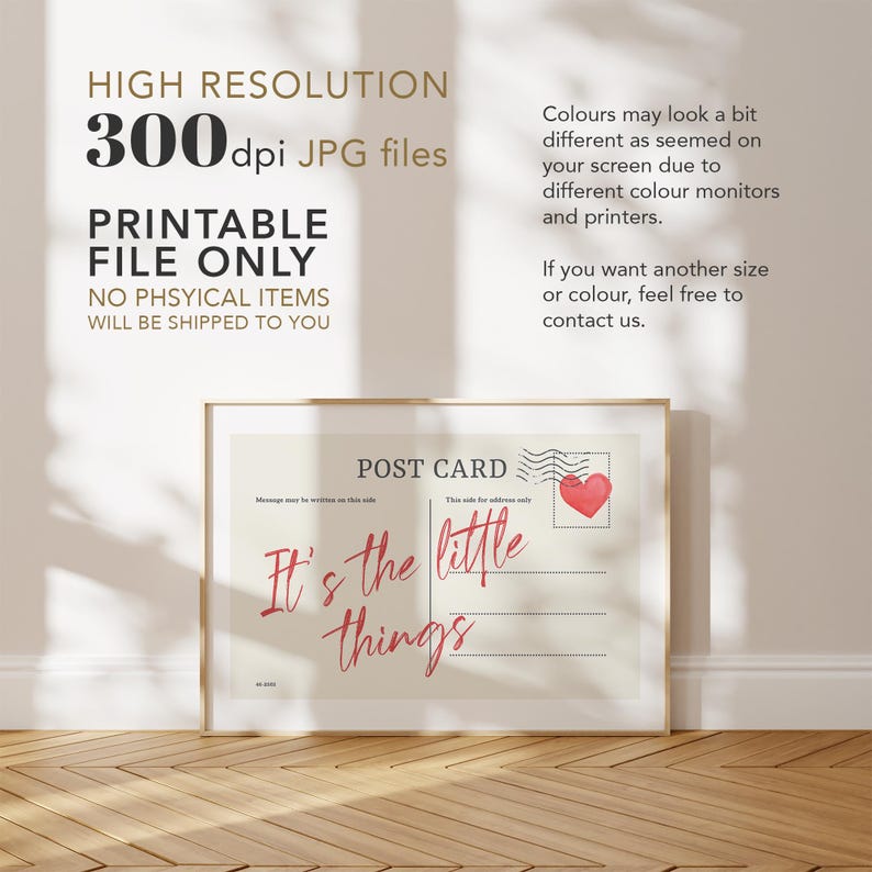 Pu&ograve; includere: Una stampa di cartolina incorniciata con la scritta "It's the little things" in rosso. Il design della cartolina include un timbro a forma di cuore rosso e le parole "POST CARD". L'immagine include anche il testo "ALTA RISOLUZIONE 300dpi file JPG SOLO FILE STAMPABILE".