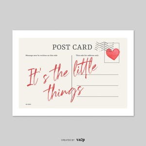 Pu&ograve; includere: Una cartolina con la frase "It's the little things" in rosso. La cartolina ha uno sfondo color crema con un timbro a forma di cuore rosso e linee per scrivere un indirizzo. Le parole "POST CARD" sono in alto.