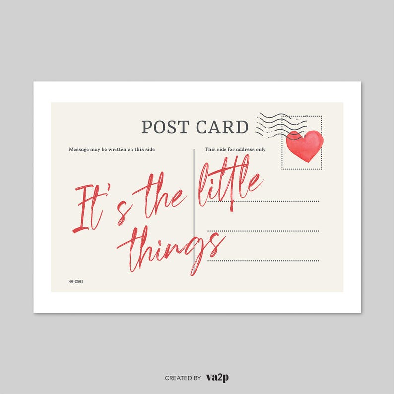 Pu&ograve; includere: Una cartolina con la frase "It's the little things" in rosso. La cartolina ha uno sfondo color crema con un timbro a forma di cuore rosso e linee per scrivere un indirizzo. Le parole "POST CARD" sono in alto.