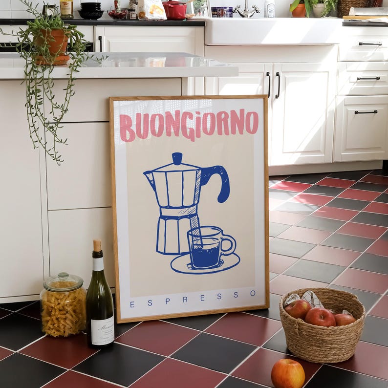 Pode incluir: Uma impress&atilde;o emoldurada com o texto "BUONGIORNO ESPRESSO" em letras rosa e azul. A impress&atilde;o apresenta uma ilustra&ccedil;&atilde;o azul e branca de uma cafeteira e uma x&iacute;cara de caf&eacute;.