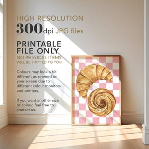 K&ouml;nnte beinhalten: Druckbarer digitaler Kunstdruck mit einer Aquarell-Illustration eines Croissants und einer Teigspirale auf einem rosa-wei&szlig; karierten Hintergrund. Der Text "HIGH RESOLUTION 300 dpi JPG files PRINTABLE FILE ONLY NO PHYSICAL ITEMS WILL BE SHIPPED TO YOU" ist im Bild enthalten.