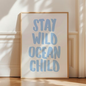 Impresión infantil Stay Wild Ocean, impresión artística de playa azul, arte costero de moda, decoración de casa de playa, póster estético del océano, descarga digital