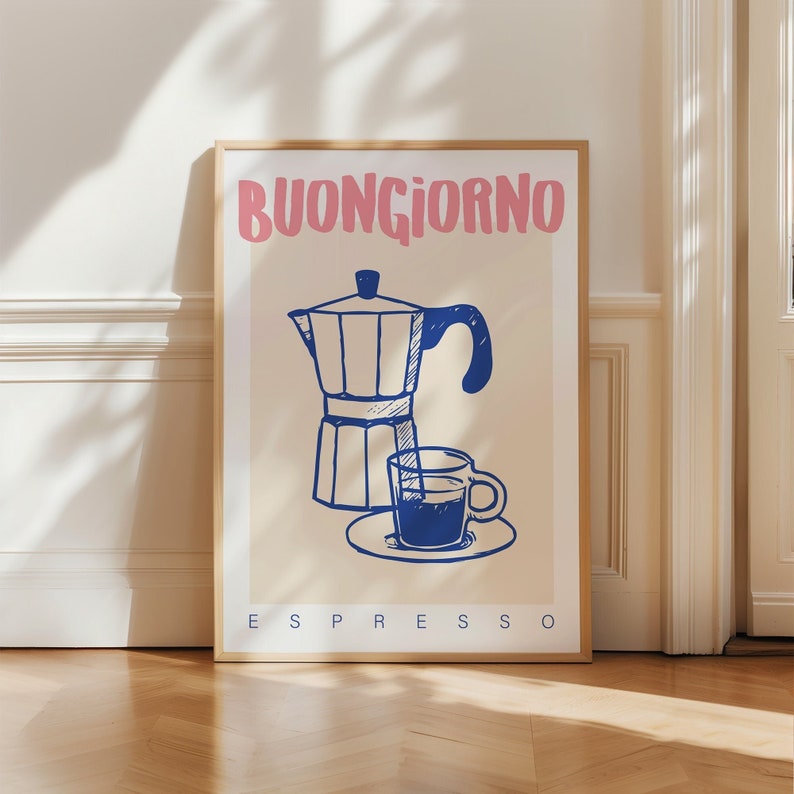 Pode incluir: Um p&ocirc;ster emoldurado com uma ilustra&ccedil;&atilde;o azul de uma cafeteira e uma x&iacute;cara de caf&eacute;. O p&ocirc;ster tem o texto "Buongiorno Espresso" em rosa e azul.