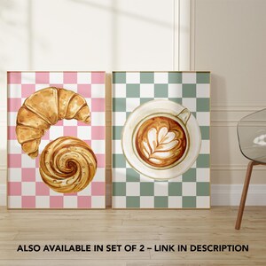 K&ouml;nnte beinhalten: Zwei Aquarell-Illustrationen auf einem karierten Hintergrund. Die erste Illustration zeigt ein Croissant und ein Strudelgeb&auml;ck auf einem rosa-wei&szlig; karierten Hintergrund. Die zweite Illustration zeigt eine Tasse Kaffee mit Latte Art auf einem gr&uuml;n-wei&szlig; karierten Hintergrund.