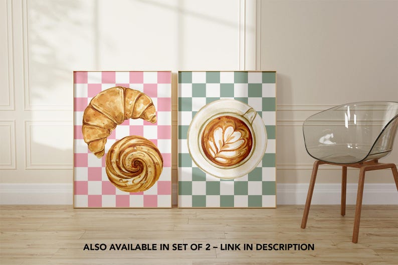 K&ouml;nnte beinhalten: Zwei Aquarell-Illustrationen auf einem karierten Hintergrund. Die erste Illustration zeigt ein Croissant und ein Strudelgeb&auml;ck auf einem rosa-wei&szlig; karierten Hintergrund. Die zweite Illustration zeigt eine Tasse Kaffee mit Latte Art auf einem gr&uuml;n-wei&szlig; karierten Hintergrund.