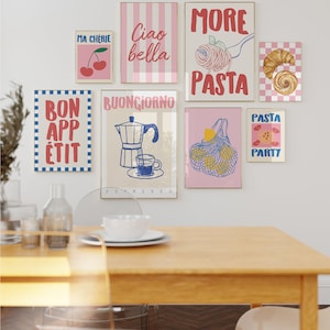 Pode incluir: Um conjunto de oito impress&otilde;es coloridas com designs de tem&aacute;tica italiana. As impress&otilde;es apresentam frases como "Ciao Bella", "Buon Giorno", "More Pasta" e "Pasta Party".