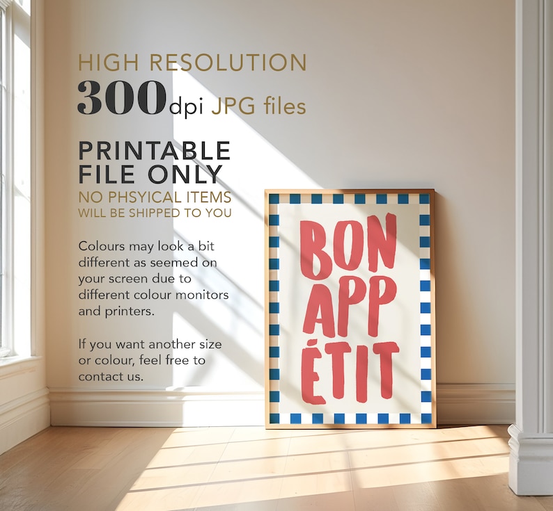 Op de afbeelding: Een ingelijste print met de woorden "BON APP&Eacute;TIT" in rode, vette letters op een cr&egrave;mekleurige achtergrond. De lijst is lichtbruin en de print heeft een blauw-witte geblokte rand. De tekst "HIGH RESOLUTION 300 dpi JPG files" is ook zichtbaar.