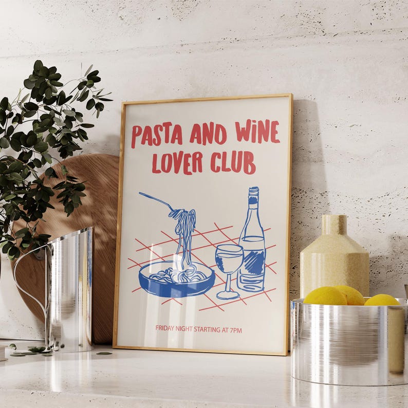 Op de afbeelding: Een ingelijste poster met de tekst "PASTA AND WINE LOVER CLUB" in het rood. De poster toont een blauwe illustratie van pasta, een wijnfles en een glas. De tekst "FRIDAY NIGHT STARTING AT 7PM" staat onderaan.