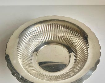 International Silver Company Silver Plated Bowl Vintage Ribbed Pattern Scalloped Edge Decorative Serving Dish