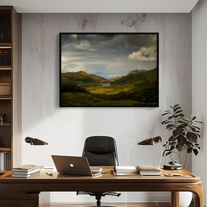 Puede incluir: Una oficina en casa con un gran escritorio de madera, una silla de oficina de cuero negro y una fotografía de paisaje enmarcada en la pared. El escritorio tiene una computadora portátil, libros y una lámpara. La oficina está decorada con una alfombra y una planta en maceta.