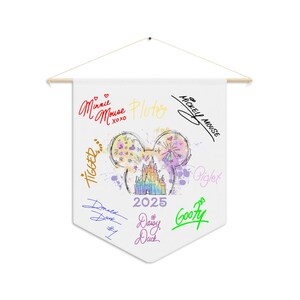 Disney Autogramm Wimpel - Charakter Unterschrift Wanddekoration, Freizeitpark Souvenir, 18x21 Stoffbanner mit Dowel-Aquarell 2025