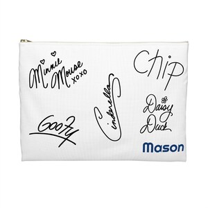 Puede incluir: Bolsa blanca con cremallera con firmas en blanco y negro de personajes de Disney, incluyendo Minnie Mouse, Goofy, Cenicienta, Chip y Daisy Duck. El texto "Mason" est&aacute; impreso en azul en la parte inferior.