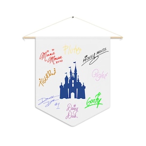 Disney Autogramm Wimpel - Charakter Unterschrift Wanddekoration, Freizeitpark Souvenir, personalisiertes Andenken, 18x21 Stoffbanner mit Dübel Schloss