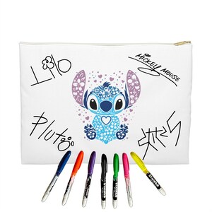 Puede incluir: Bolsa blanca con cremallera con un dise&ntilde;o de personaje Stitch azul y morado. La bolsa tiene escritura con marcador negro que dice "Lilo", "Pluto" y "Mickey Mouse". La bolsa viene con ocho marcadores multicolores.