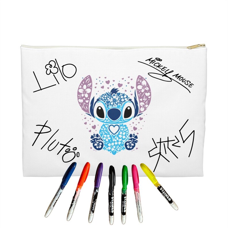 Puede incluir: Bolsa blanca con cremallera con un dise&ntilde;o de personaje Stitch azul y morado. La bolsa tiene escritura con marcador negro que dice "Lilo", "Pluto" y "Mickey Mouse". La bolsa viene con ocho marcadores multicolores.