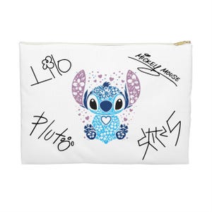 Puede incluir: Bolsa blanca con cremallera con un personaje Stitch azul y morado en un dise&ntilde;o floral. El texto "Lilo", "Pluto" y "Mickey Mouse" est&aacute; escrito en negro en la bolsa.