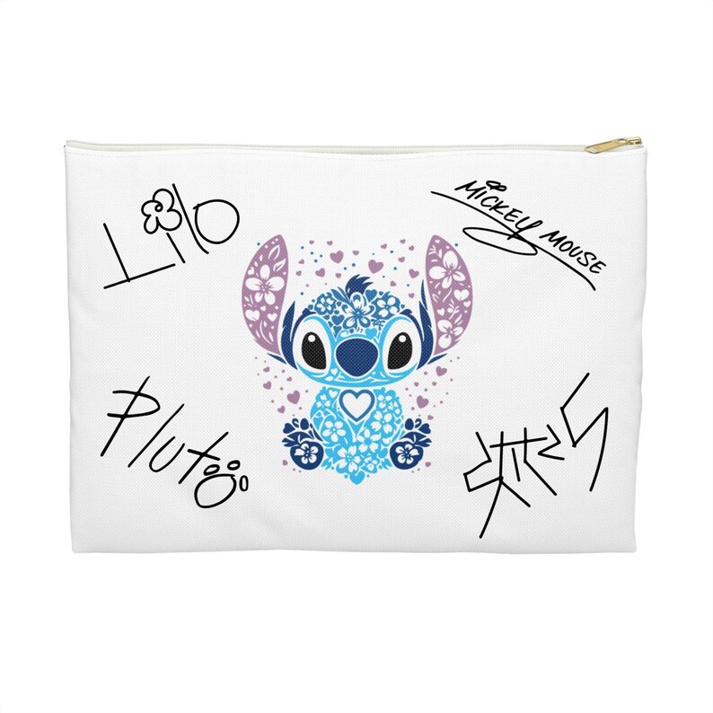Puede incluir: Bolsa blanca con cremallera con un personaje Stitch azul y morado en un dise&ntilde;o floral. El texto "Lilo", "Pluto" y "Mickey Mouse" est&aacute; escrito en negro en la bolsa.