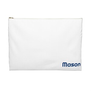 Puede incluir: Bolsa blanca con cremallera con el nombre "Mason" impreso en azul marino.