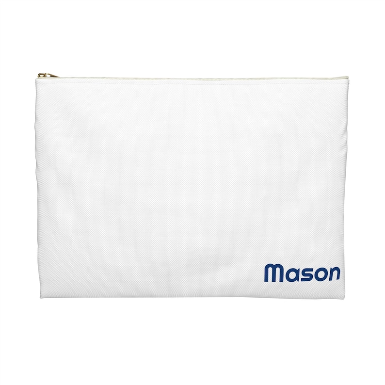 Puede incluir: Bolsa blanca con cremallera con el nombre "Mason" impreso en azul marino.