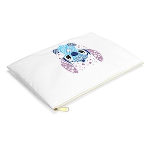 Puede incluir: Una bolsa blanca con cremallera con un dise&ntilde;o floral azul y morado de un personaje de dibujos animados con el texto "Ohana means family".