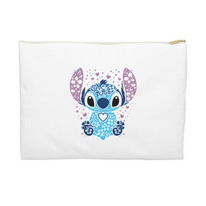 Puede incluir: Una bolsa blanca con cremallera con un dise&ntilde;o floral azul y morado de Stitch de Lilo & Stitch. El dise&ntilde;o est&aacute; rodeado de peque&ntilde;os corazones rosas.