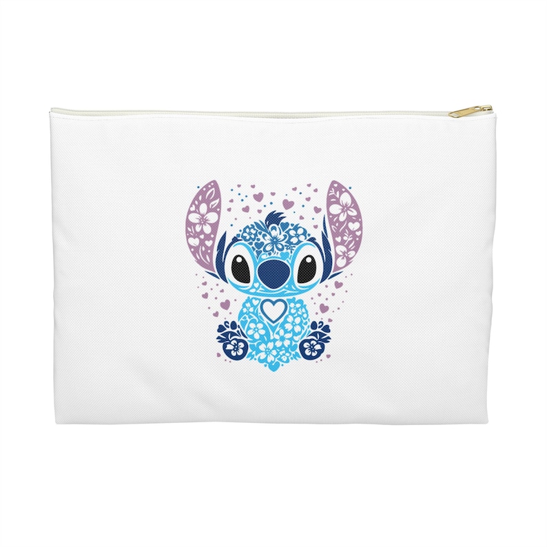 Puede incluir: Una bolsa blanca con cremallera con un dise&ntilde;o floral azul y morado de Stitch de Lilo & Stitch. El dise&ntilde;o est&aacute; rodeado de peque&ntilde;os corazones rosas.