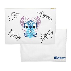 Puede incluir: Bolsa blanca con cremallera con un personaje Stitch azul y morado con dise&ntilde;os florales. La bolsa tiene los nombres "Lilo", "Pluto", "Mickey Mouse" y "Mason" escritos en ella.