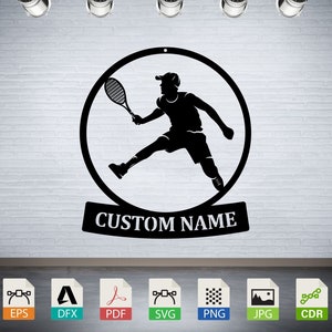Puede incluir: Silueta en blanco y negro de un jugador de tenis balanceando una raqueta en un círculo con el texto "CUSTOM NAME" debajo. La imagen está sobre un fondo de pared de ladrillo blanco.